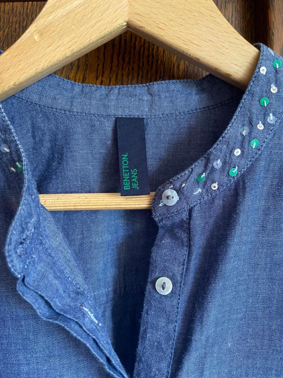 Blusa azul estilo vaquero con cuello mao y lentejuelas. Benetton. Talla S – photo 3